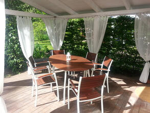 Die gemütliche Terrasse mit Gartenblick