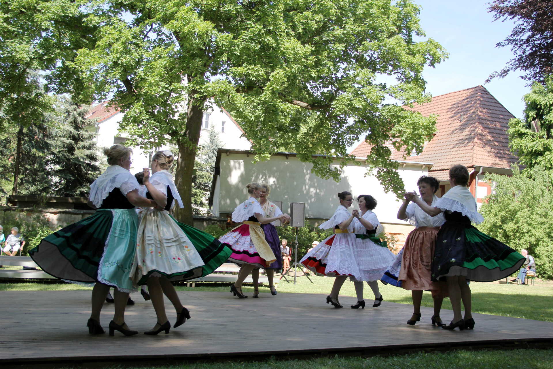 Die Tracht tanzt im Schlosspark Vetschau, Foto: Stadt Vetschau/Spreewald 